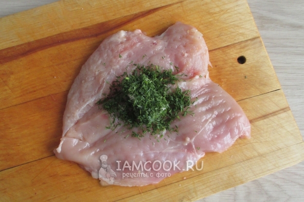 Положить масло и зелень на мясо