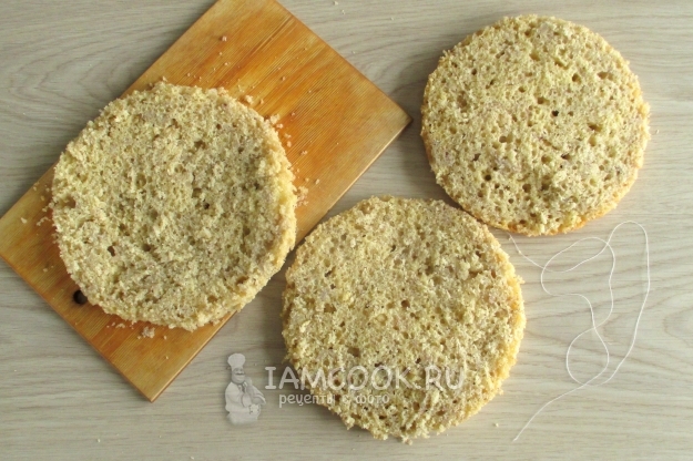 Разделить на три коржа