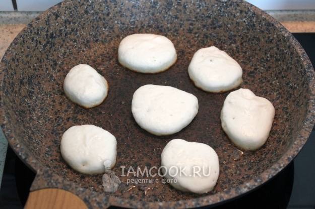 Положить тесто на сковороду