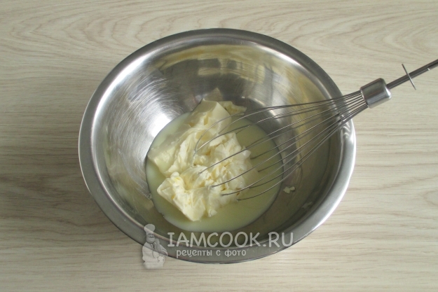 Соединить масло и сгущенку