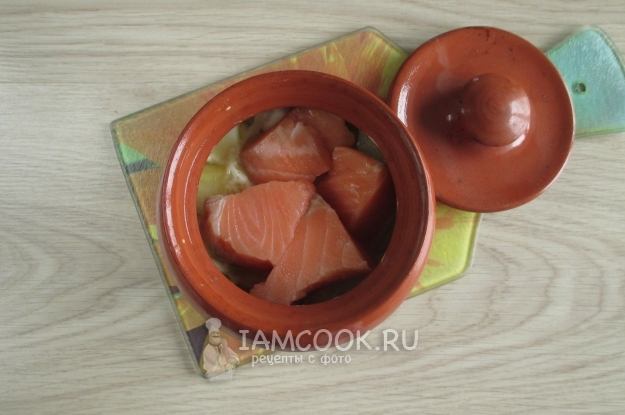 Положить рыбу