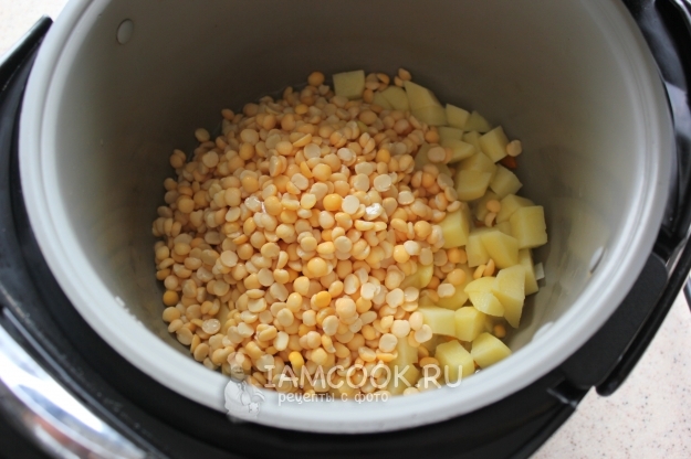 Положить картофель и горох