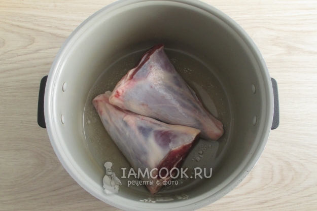 Положить мясо в мультиварку