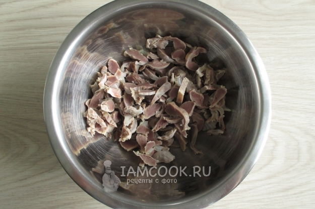Порезать куриные желудки