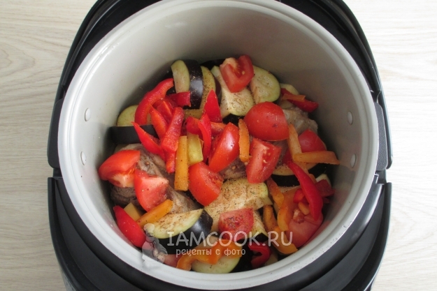 Положить перец, баклажаны и помидоры