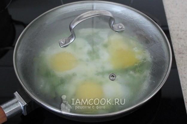 Пожарить яйца с фасолью