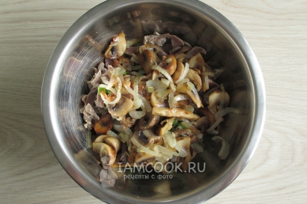 Добавить лук с грибами