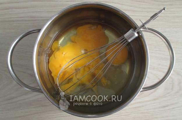 Размешать яйца с сахаром