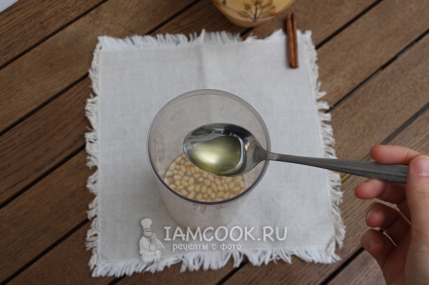 Соединить воду, орехи и мед