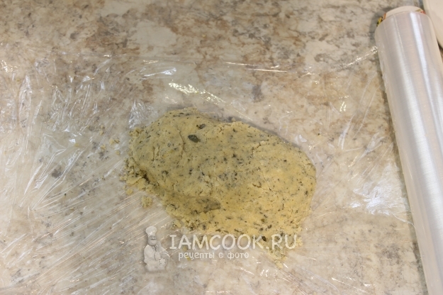 Завернуть тесто в пищевую пленку