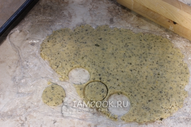 Вырезать из теста кружочки