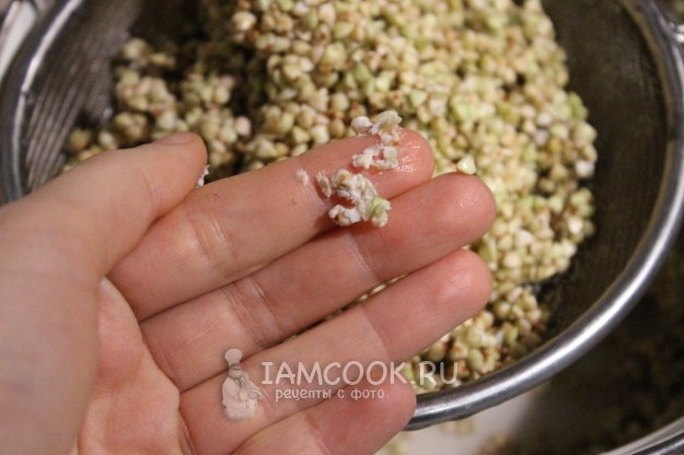 Слить с гречки воду