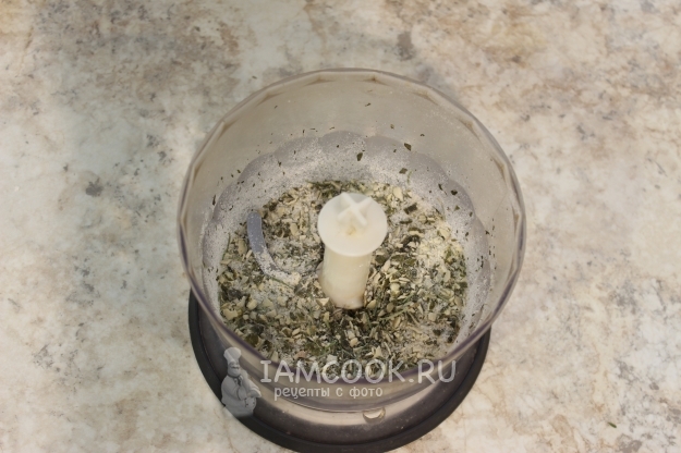 Измельчить розмарин с сахаром