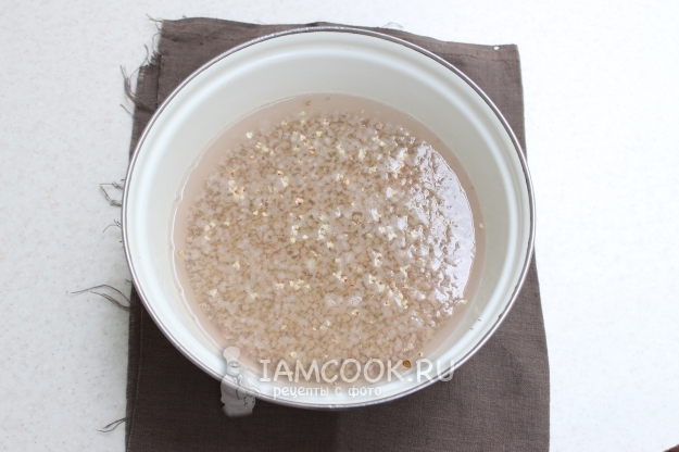 Залить гречку водой