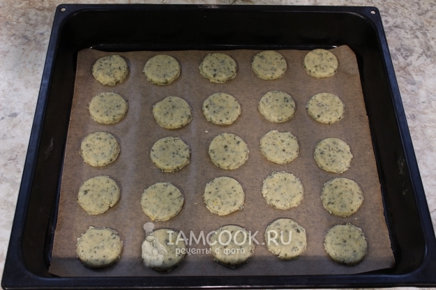 Положить заготовки на противень