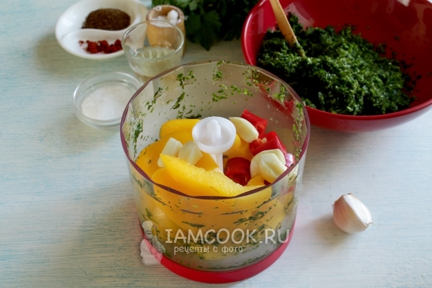 Положить перец и чеснок