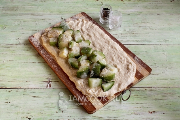 Положить на тесто кабачки