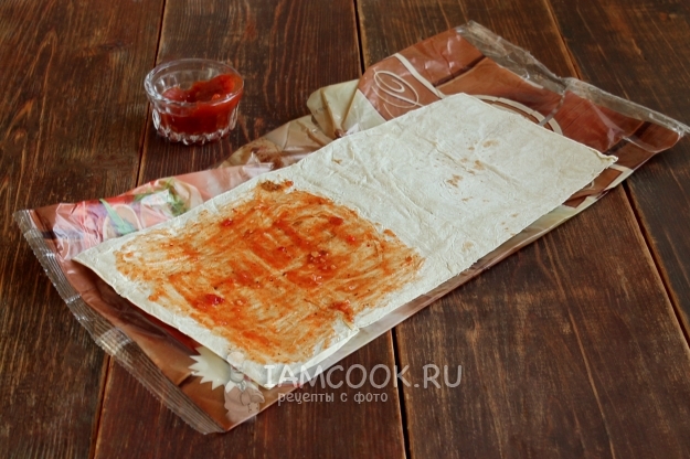 Смазать лаваш соусом