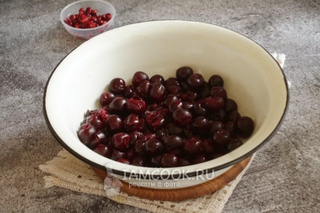 Удалить из вишни косточки