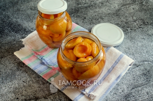 Залить абрикосы кипятком