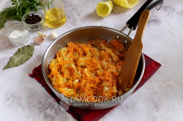 Обжарить лук с морковью