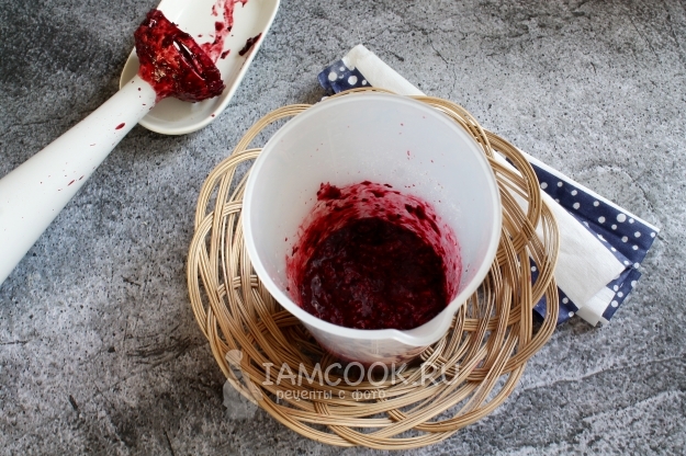 Пюрировать ягоды с овсянкой