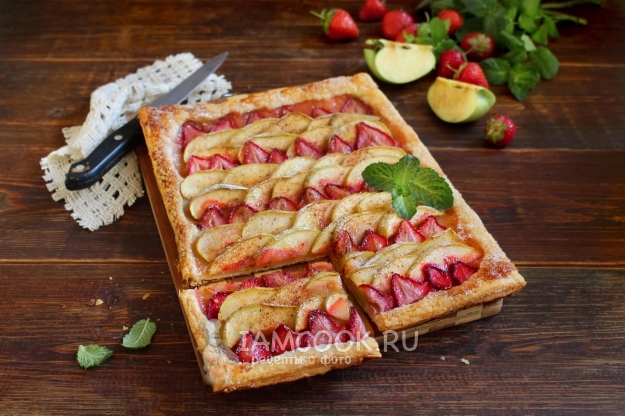 Фото пирога с яблоками и клубникой