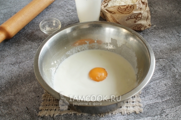 Соединить кефир, соду и желток