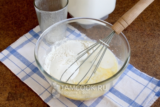 Добавить молоко и сахар