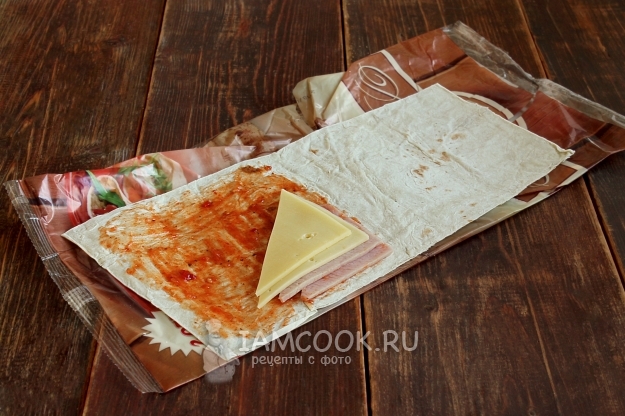 Положить сыр и ветчину