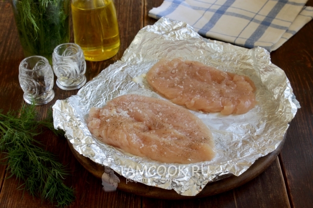 Положить на фольгу мясо