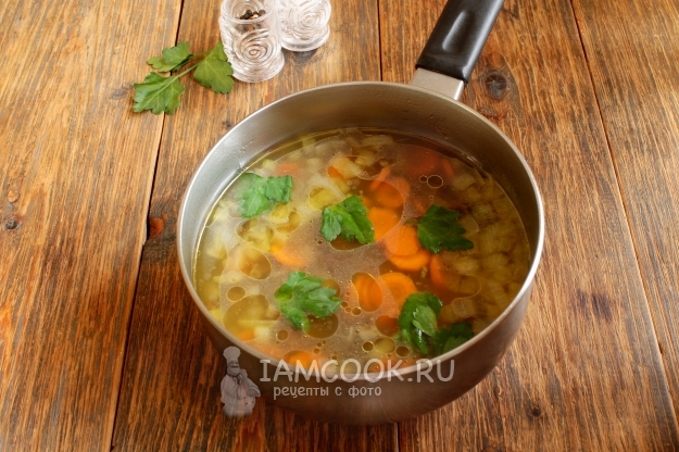 Фото супа со стеблевым сельдереем и сушеными грибами