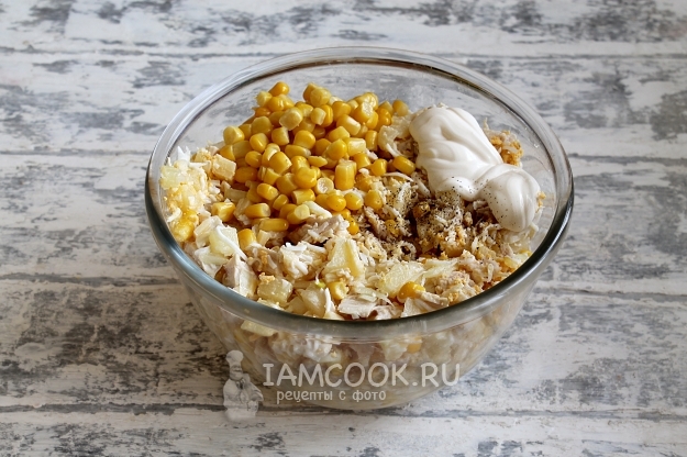 Добавить майонез, соль и перец