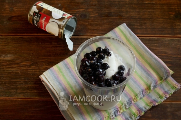 Влить кокосовое молоко