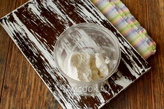 Положить в блендер творог