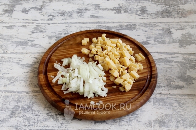 Порезать лук и сыр