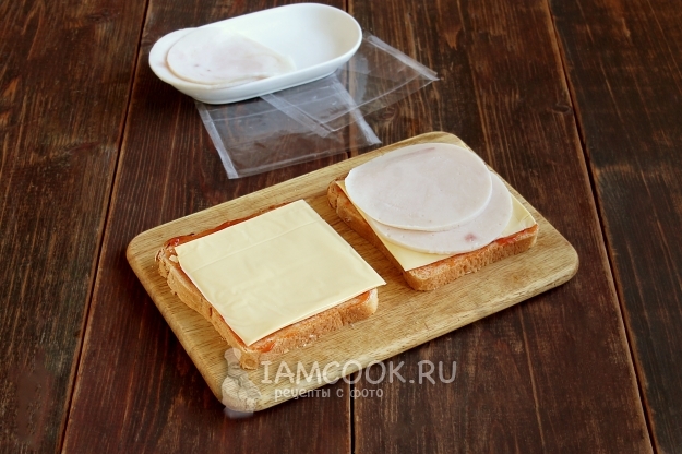 Положить сыр и ветчину