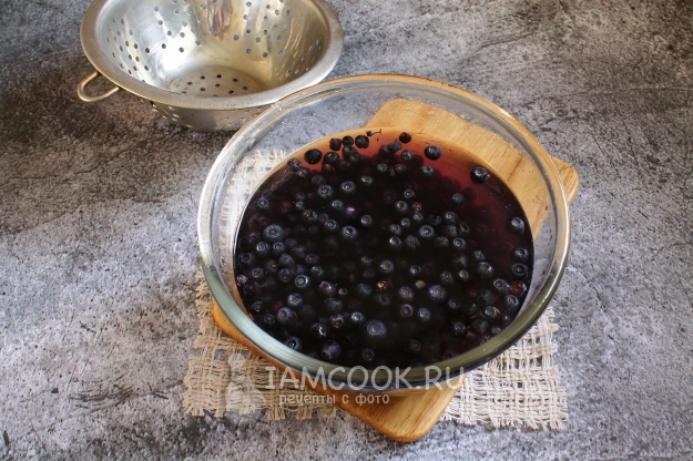 Помыть ягоды