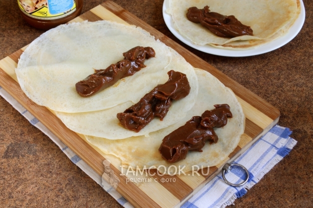 Положить сгущенку на блин