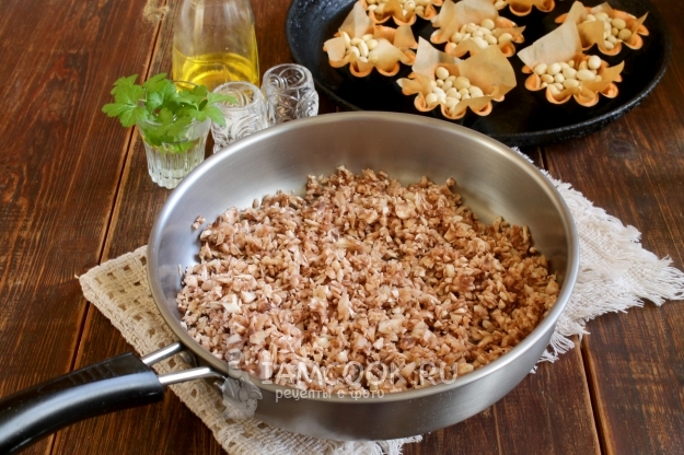 Положить на сковороду грибы