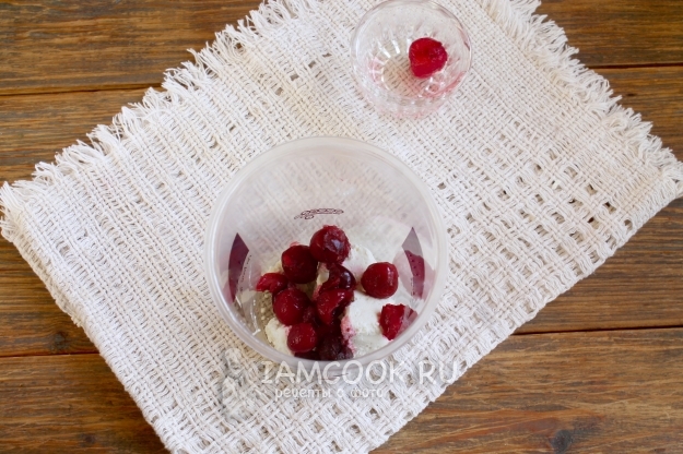 Положить ягоды