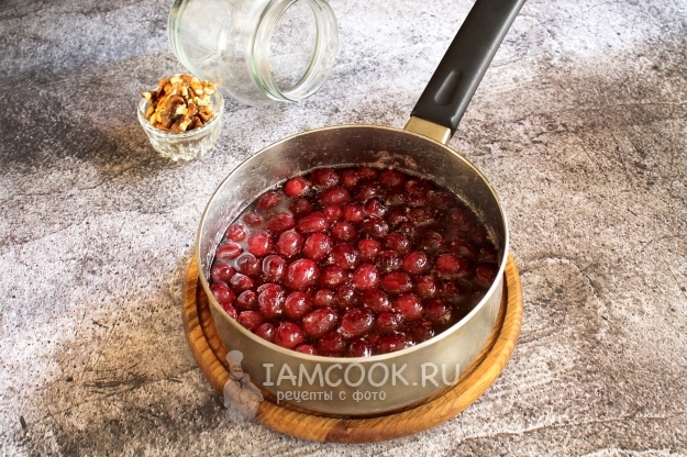 Положить орехи