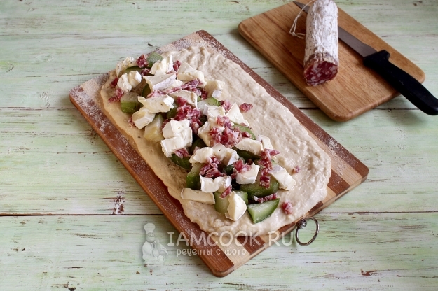 Положить колбасу