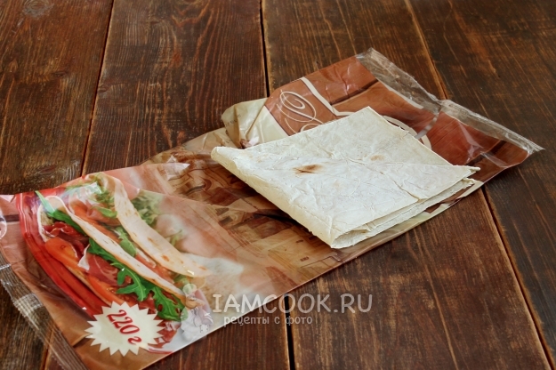 Сложить лаваш с сыром и ветчиной