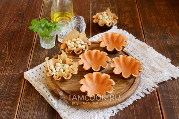 Выложить тесто в формочки