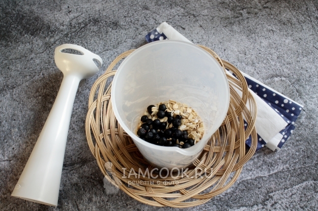 Соединить ягоды и овсяные хлопья