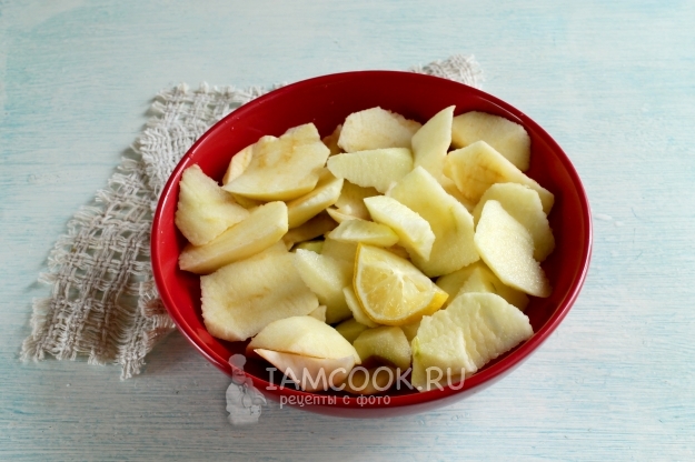 Полить яблоки соком лимона