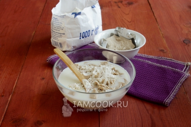 Соединить кефир, дрожжи и муку