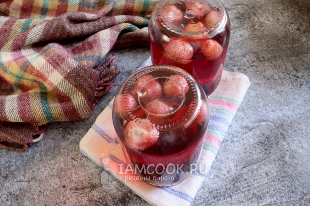 Фото компота из вишни и клубники на зиму