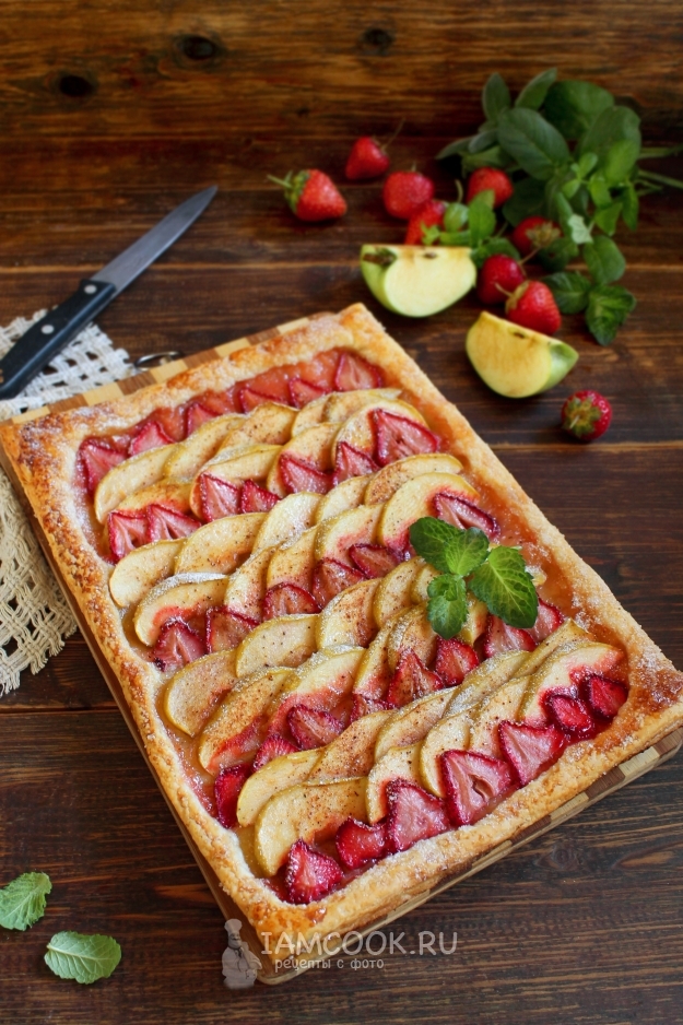 Рецепт пирога с яблоками и клубникой